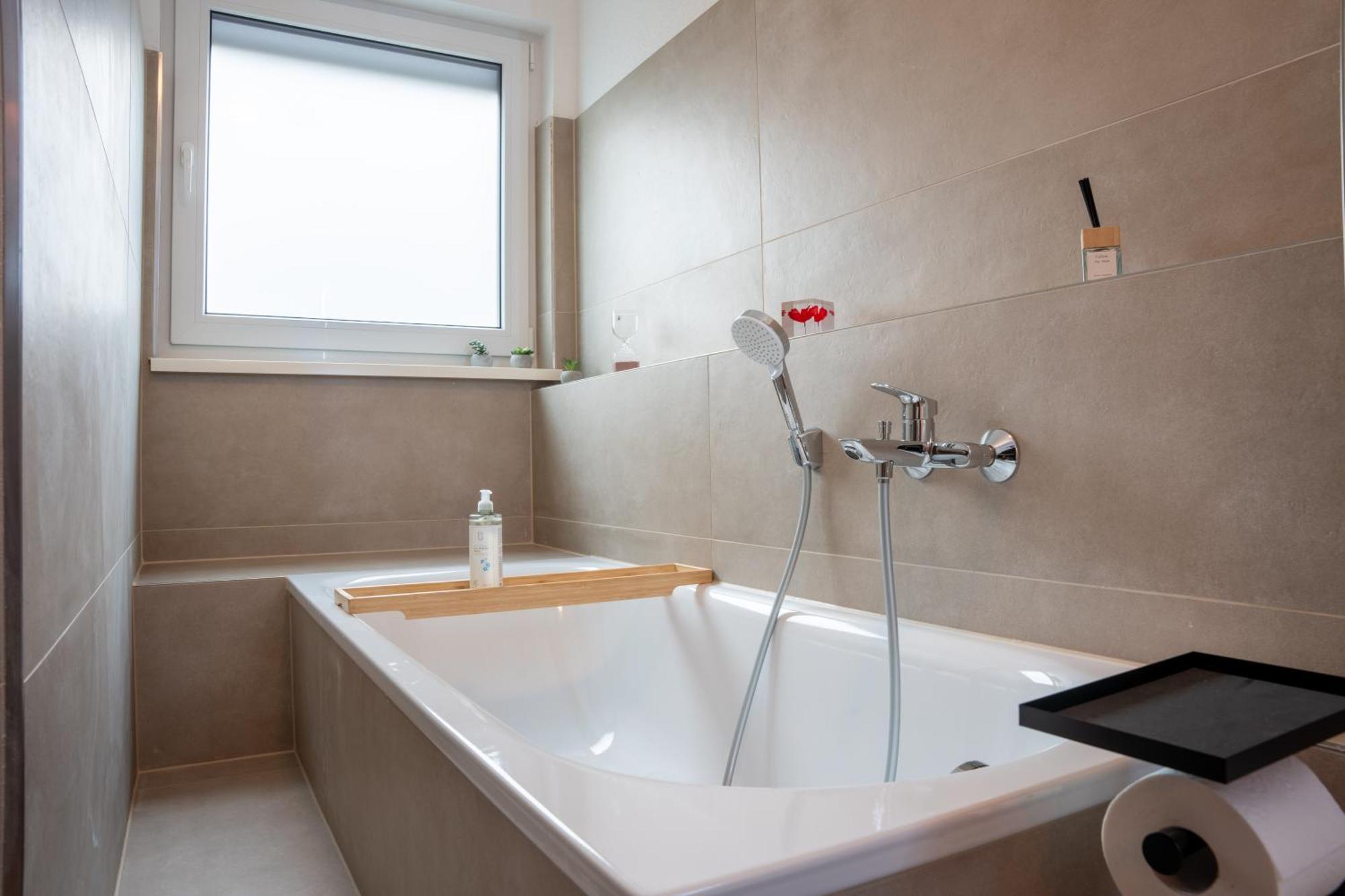 Schlossberg Residences - Design City-apartment Im Herzen Der Weinstrasse
